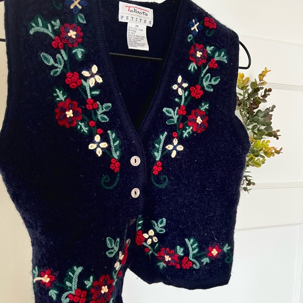 Navy blue Talbots petite embroidered sweater vest (size XS)